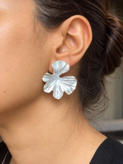 Bloom Sculpt Earrings - Off White 1